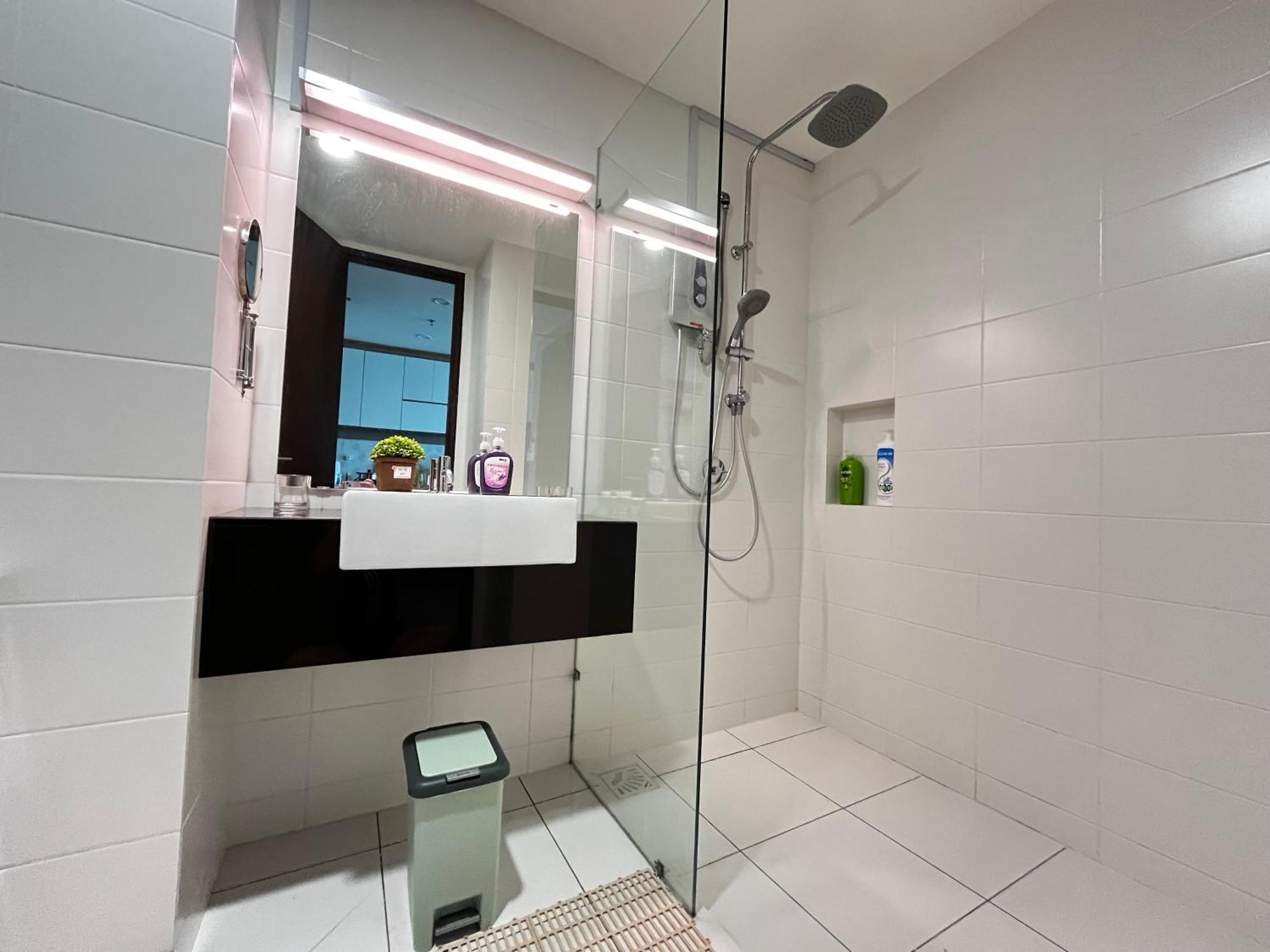 Apartment 1-5 Pax Comfy Trefoil Studio-walk To Setia Mall & Setia Convention Centre *