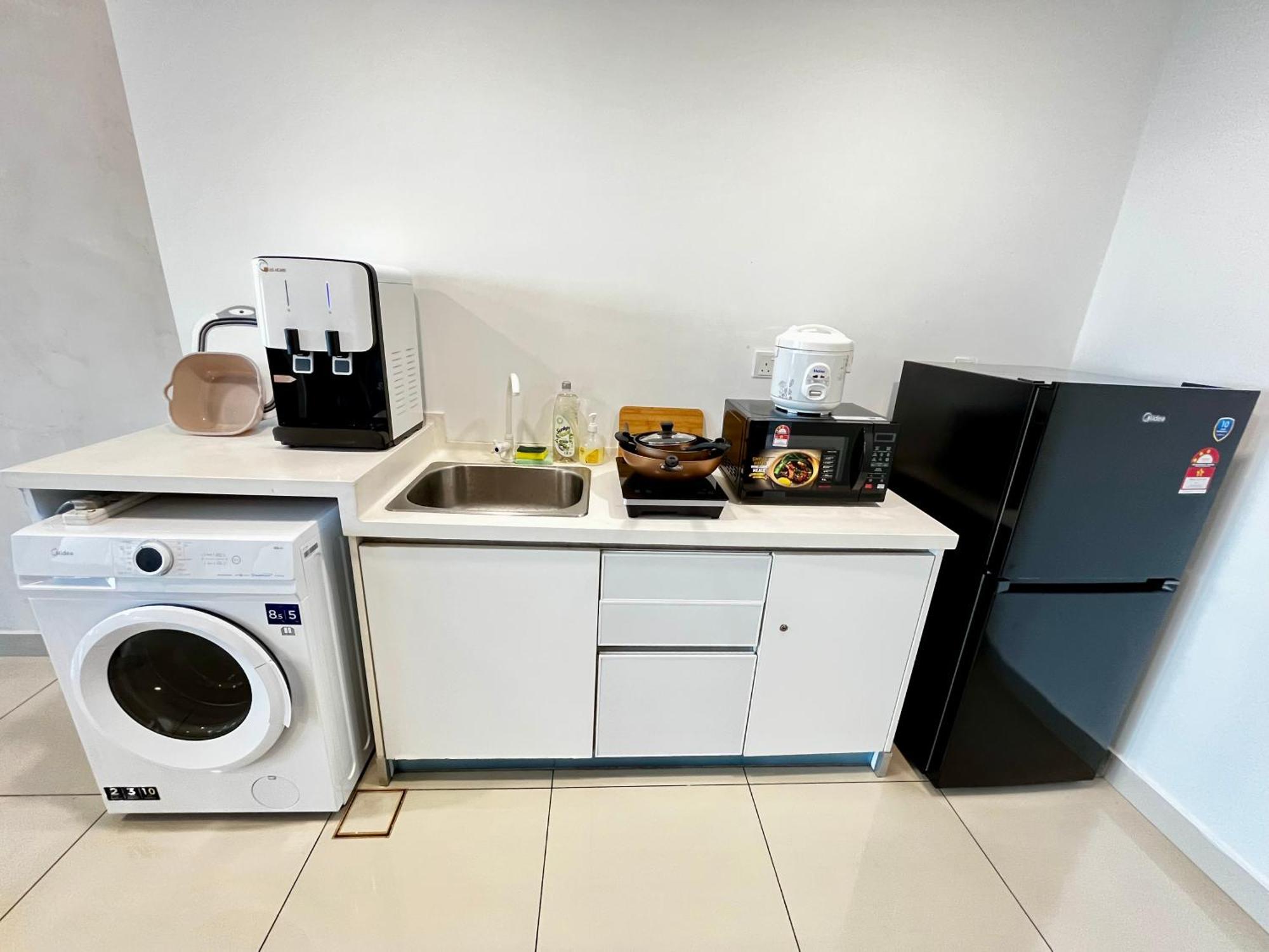 1-5 Pax Comfy Trefoil Studio-walk To Setia Mall & Setia Convention Centre *