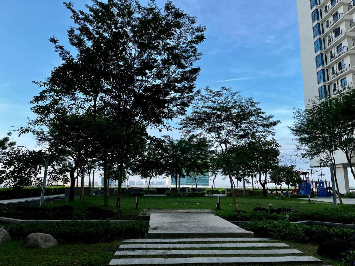 1-5 Pax Comfy Trefoil Studio-walk To Setia Mall & Setia Convention Centre Apartment