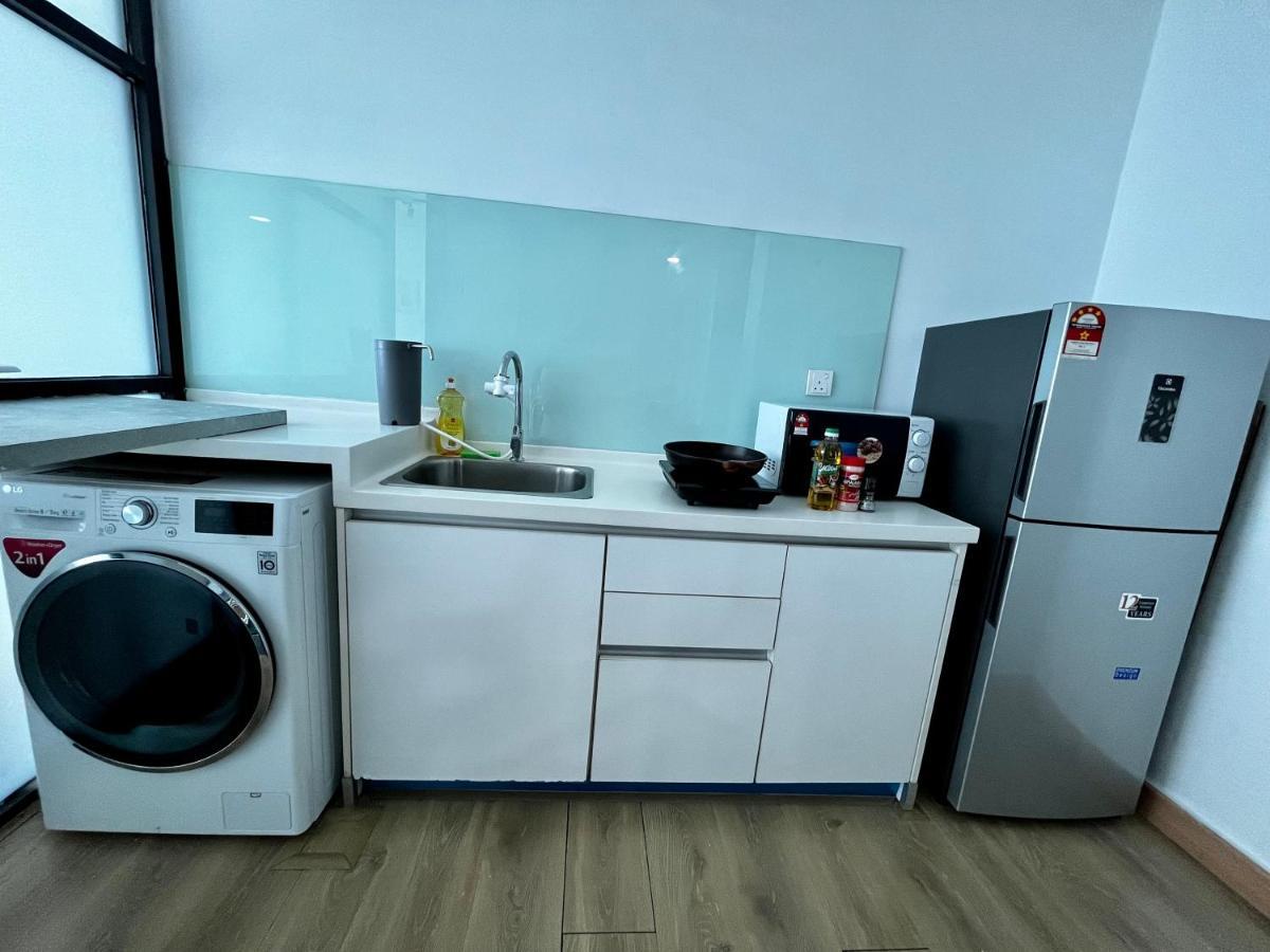 Apartment 1-5 Pax Comfy Trefoil Studio-walk To Setia Mall & Setia Convention Centre *