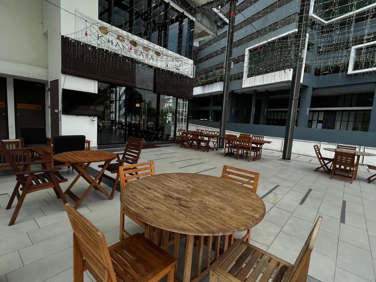 1-5 Pax Comfy Trefoil Studio-walk To Setia Mall & Setia Convention Centre Apartment *