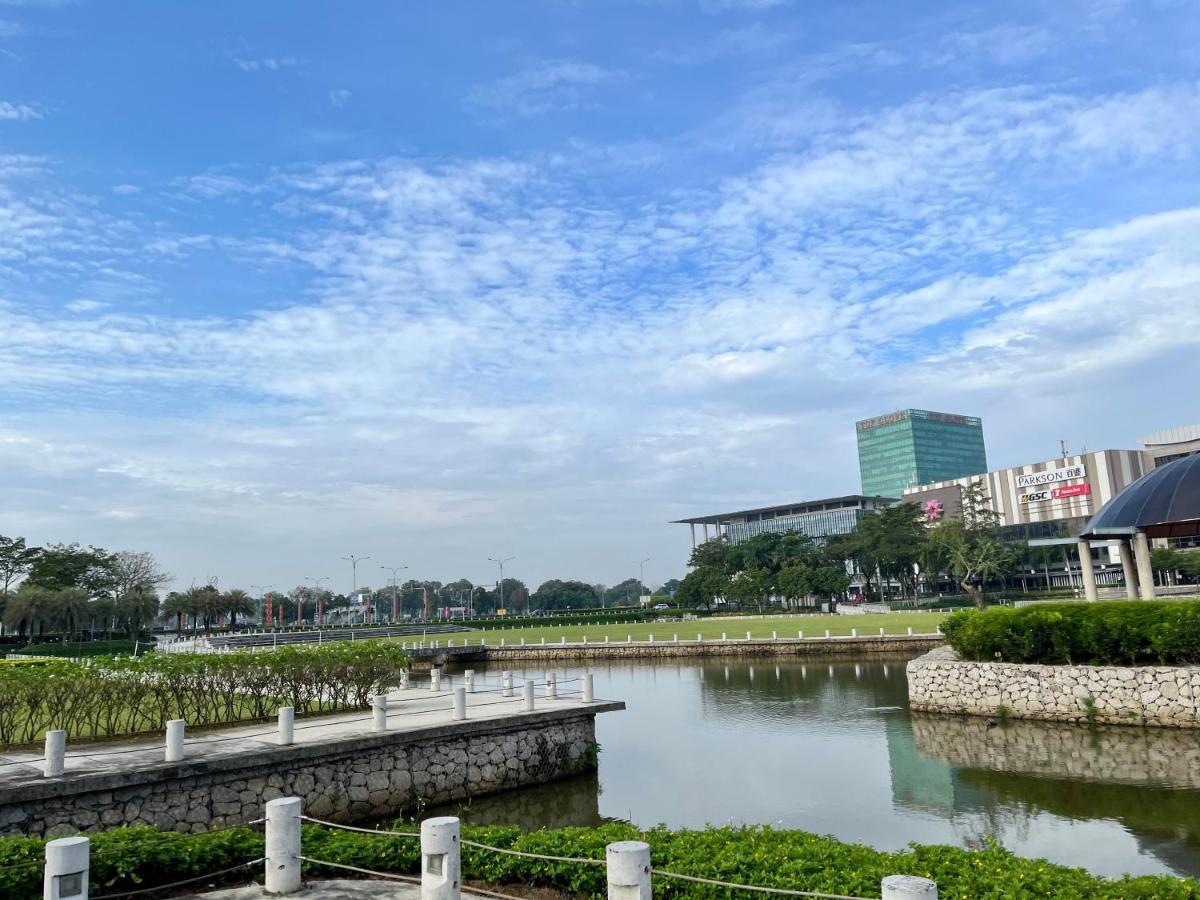 1-5 Pax Comfy Trefoil Studio-walk To Setia Mall & Setia Convention Centre