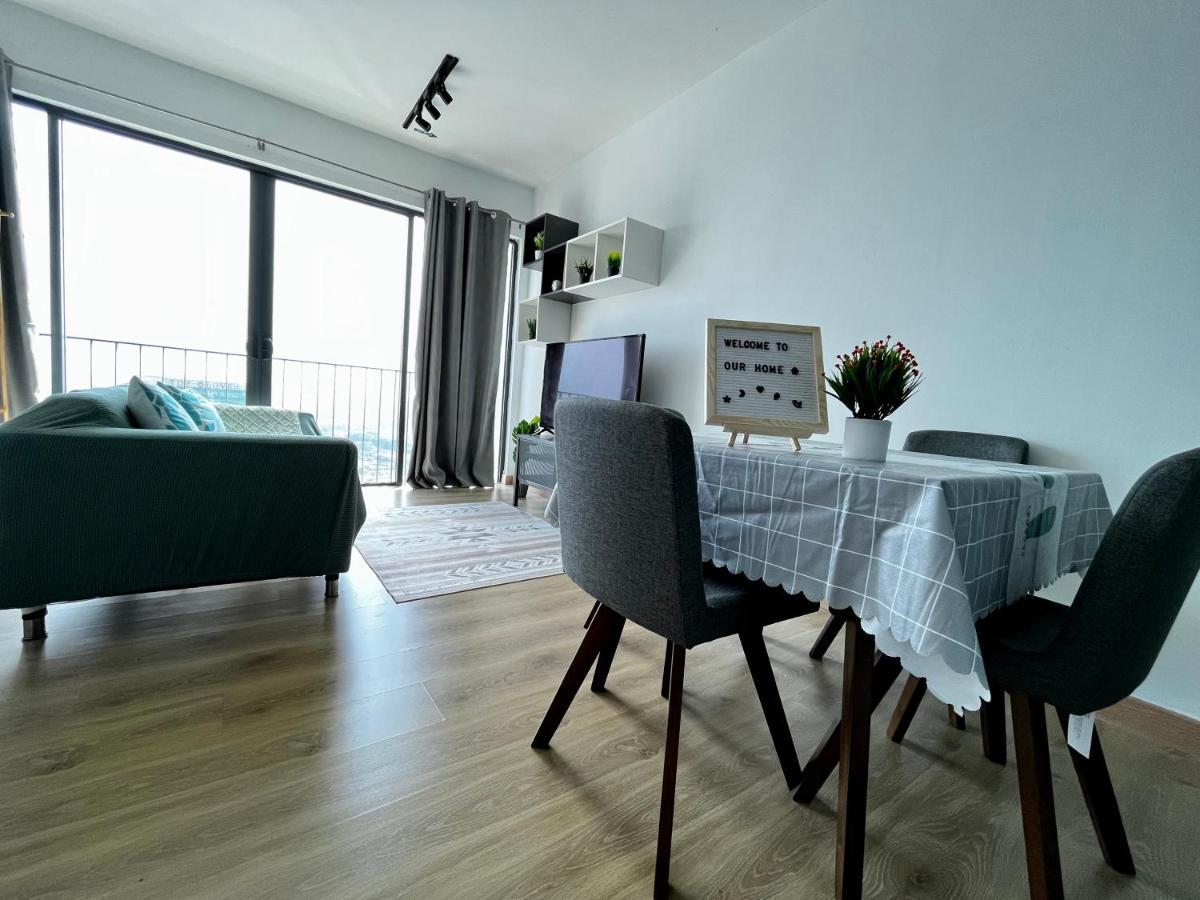 1-5 Pax Comfy Trefoil Studio-walk To Setia Mall & Setia Convention Centre *