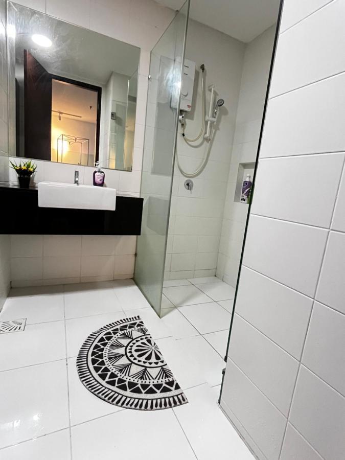 Apartment 1-5 Pax Comfy Trefoil Studio-walk To Setia Mall & Setia Convention Centre Shah Alam