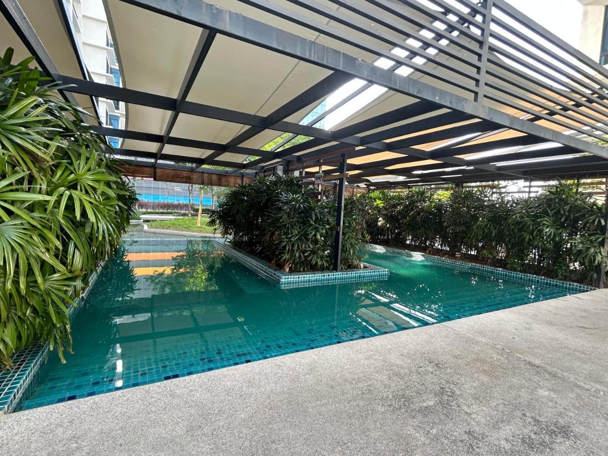 1-5 Pax Comfy Trefoil Studio-walk To Setia Mall & Setia Convention Centre Apartment *