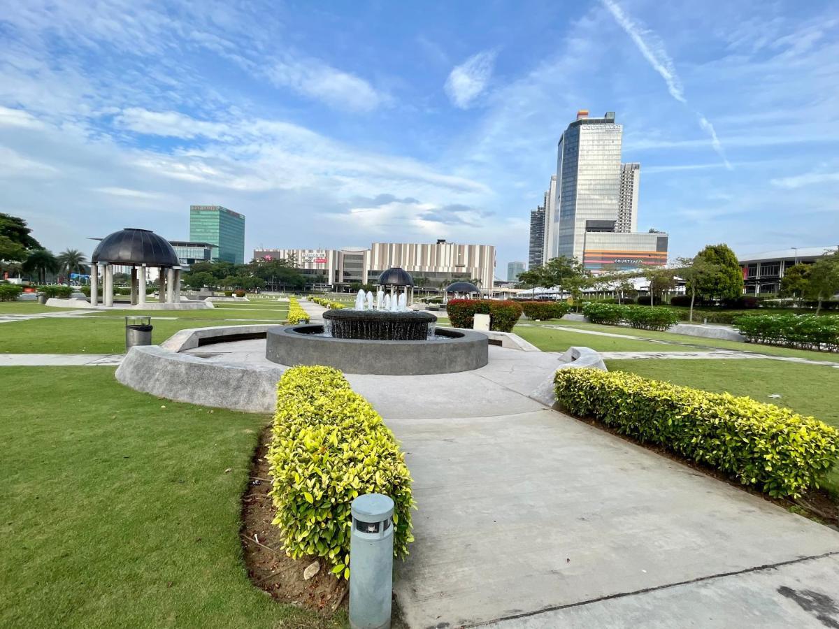 Apartment 1-5 Pax Comfy Trefoil Studio-walk To Setia Mall & Setia Convention Centre *