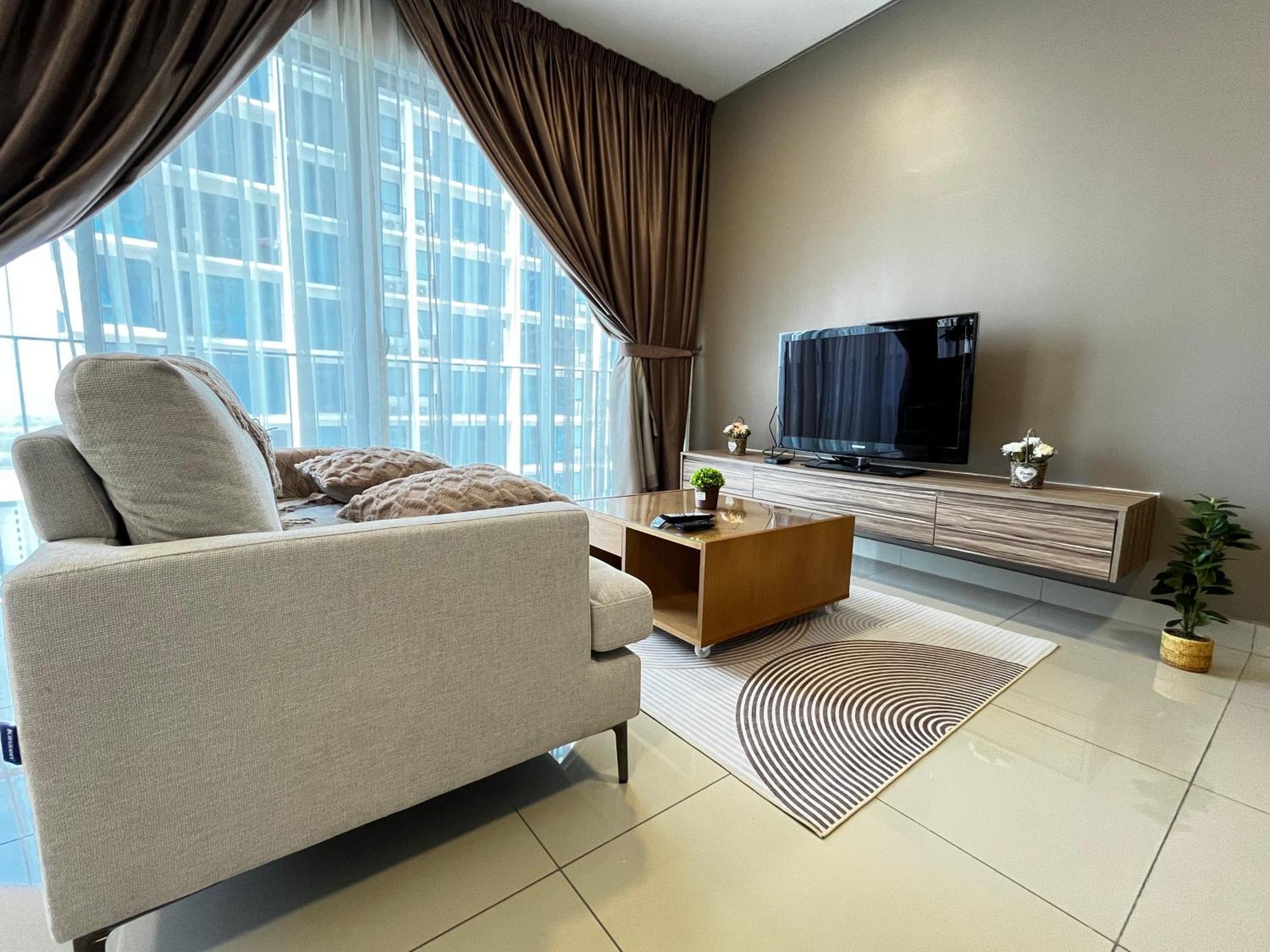 1-5 Pax Comfy Trefoil Studio-walk To Setia Mall & Setia Convention Centre Shah Alam
