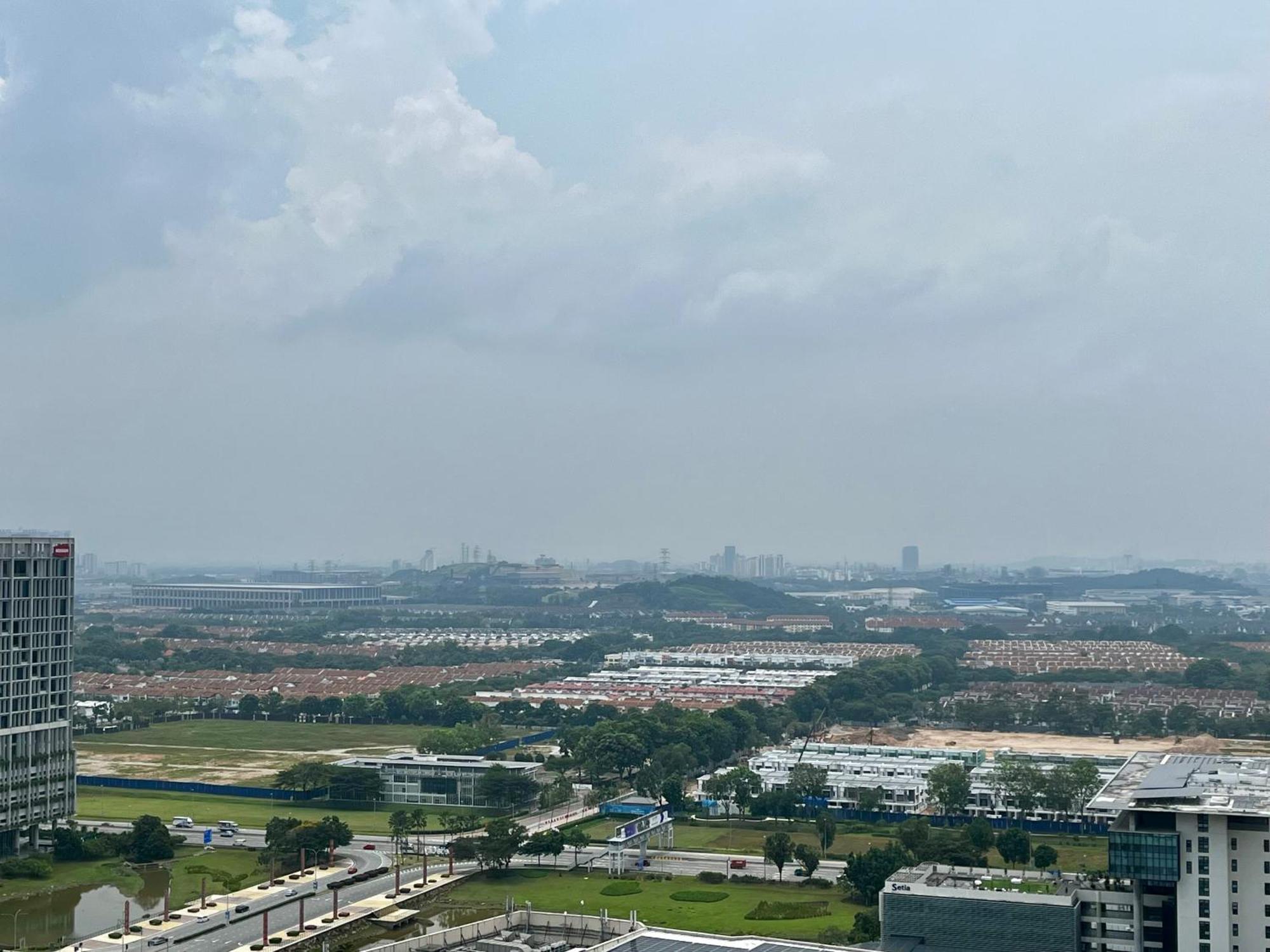 1-5 Pax Comfy Trefoil Studio-walk To Setia Mall & Setia Convention Centre *