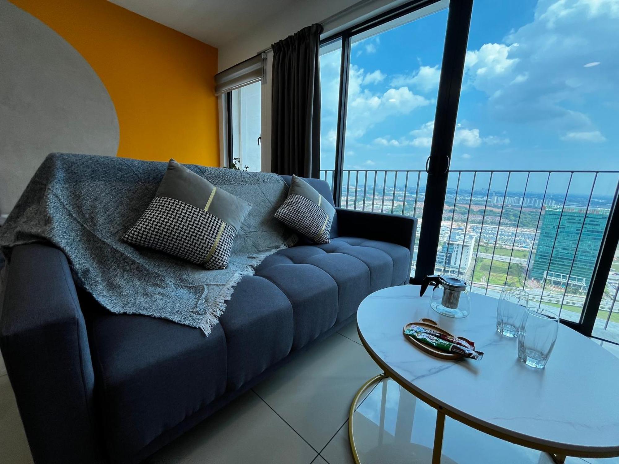 Apartment 1-5 Pax Comfy Trefoil Studio-walk To Setia Mall & Setia Convention Centre *