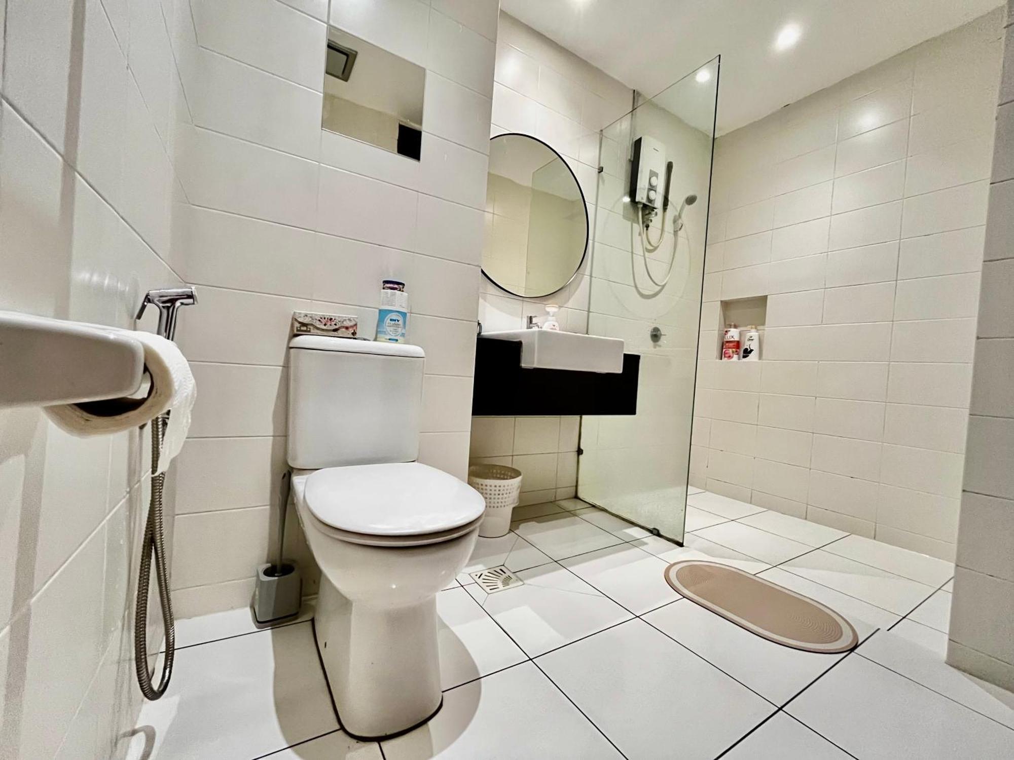 Apartment 1-5 Pax Comfy Trefoil Studio-walk To Setia Mall & Setia Convention Centre